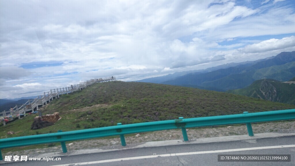 公路旁的青山与蓝天白云