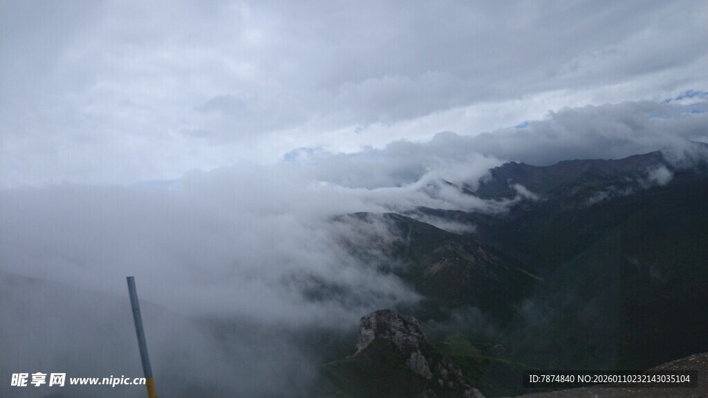 云雾缭绕的山峦景观