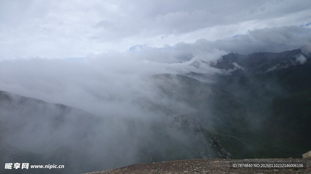 山间云雾缭绕的壮美景色