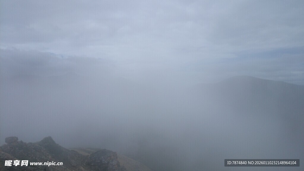 山间云雾缭绕美景