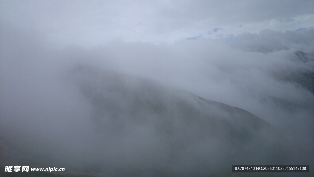 山间云雾缭绕的壮美景色