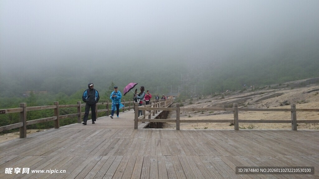 雾中栈道上的徒步者