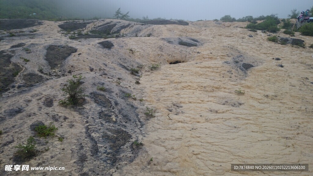 荒凉沙石地貌景观
