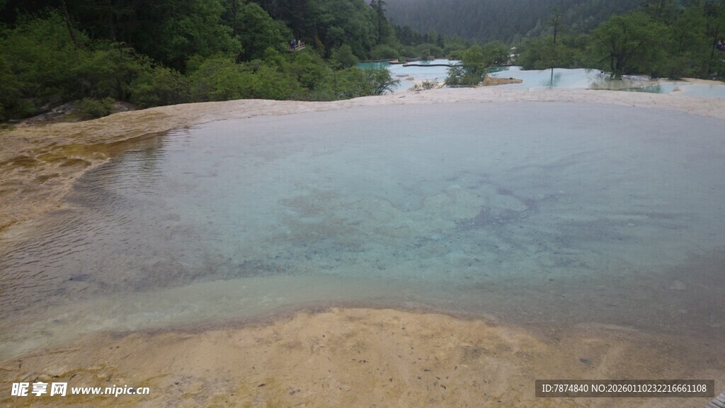 清澈山间水域美景