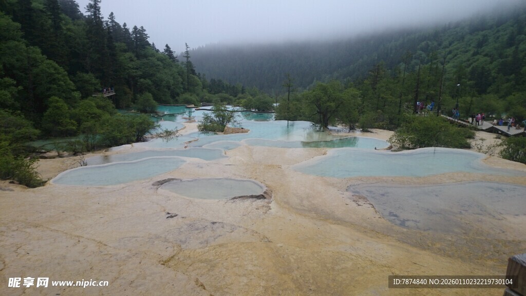 梦幻多彩的山间湖泊景观