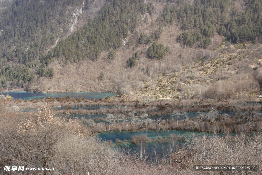 山间静谧湖水景色别致