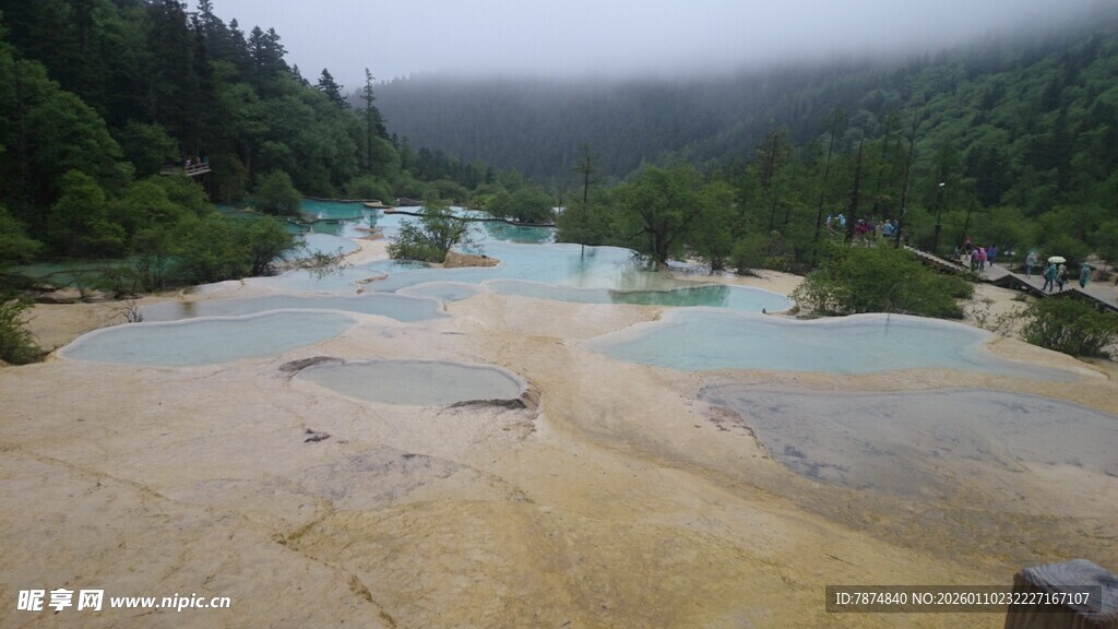梦幻山水间的多彩水域