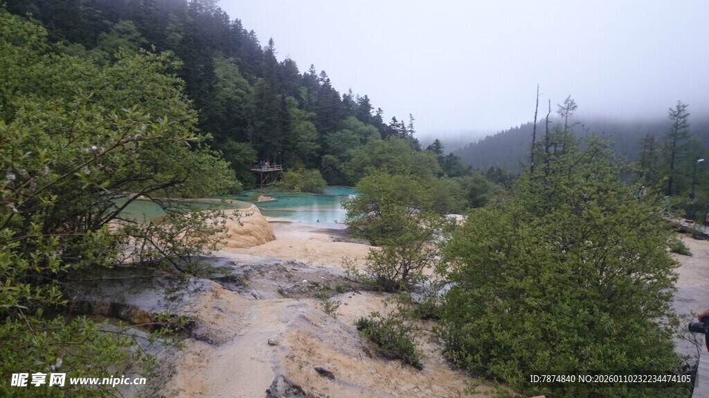 山林间的清澈溪流美景