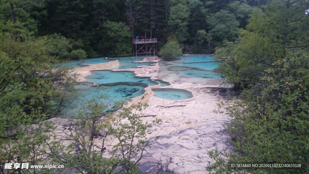 九寨沟五彩斑斓的溪流