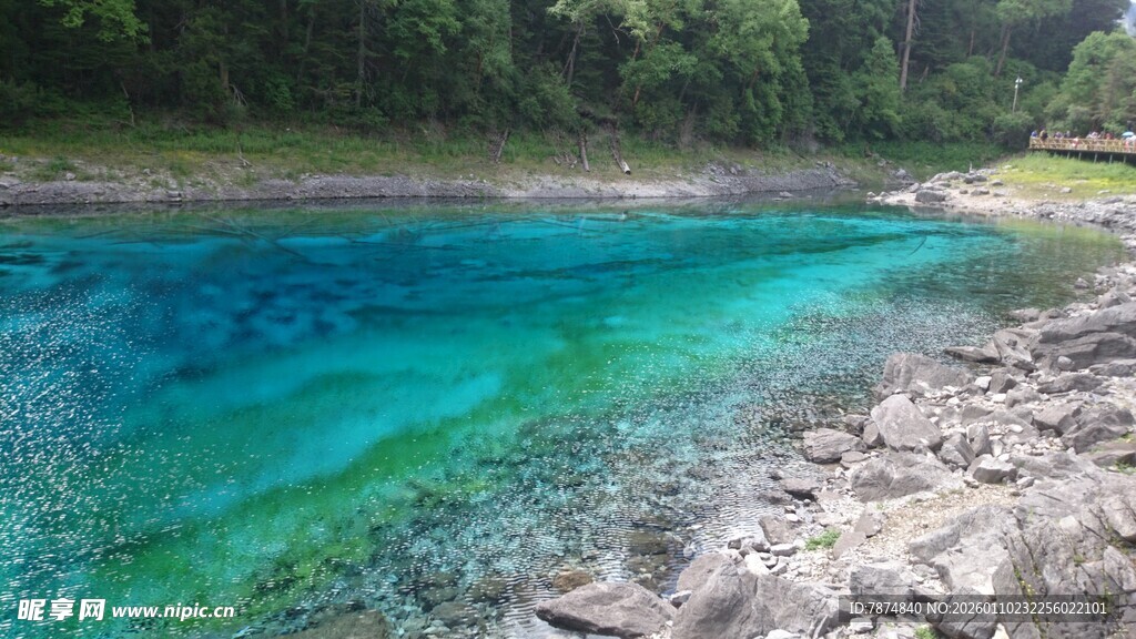 清澈蓝绿湖水与岸边景致