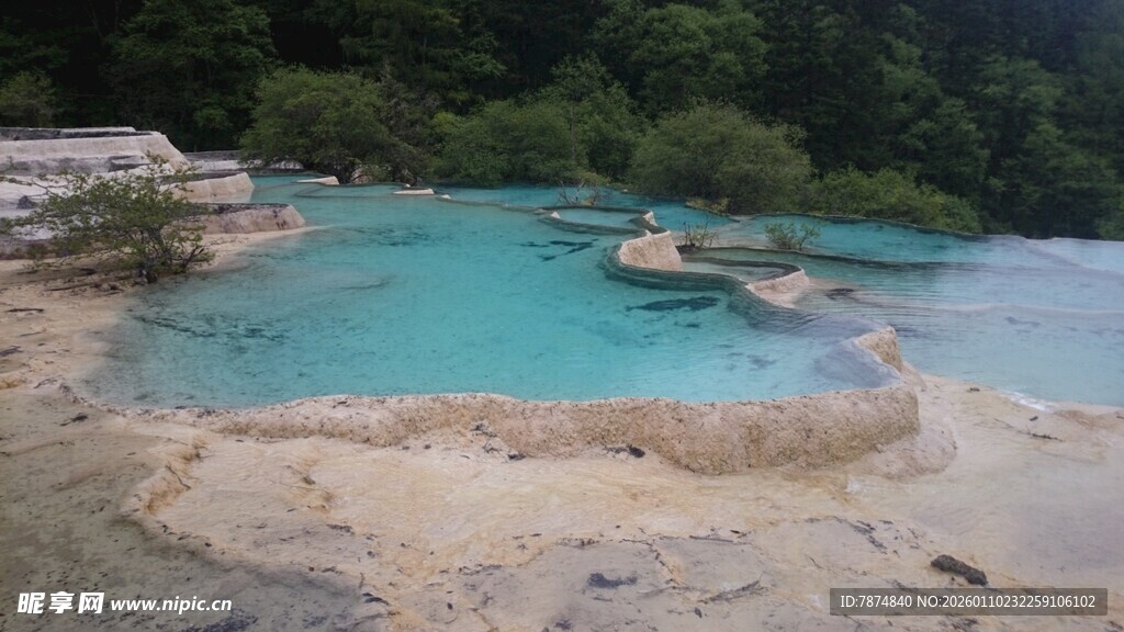 美丽清澈的蓝绿色湖泊