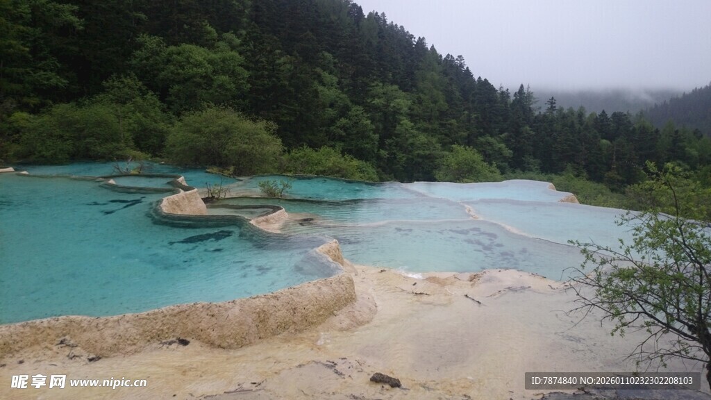 梦幻蓝绿相间的秀丽湖泊