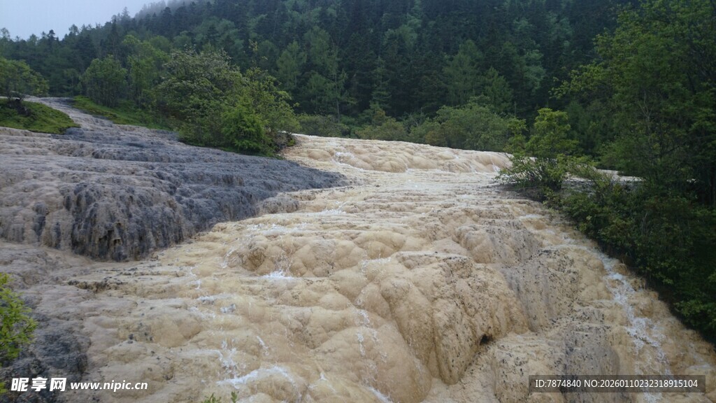 湍急浑浊的山间河流