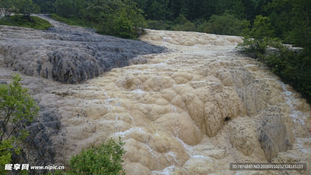 湍急河流奔腾于山间