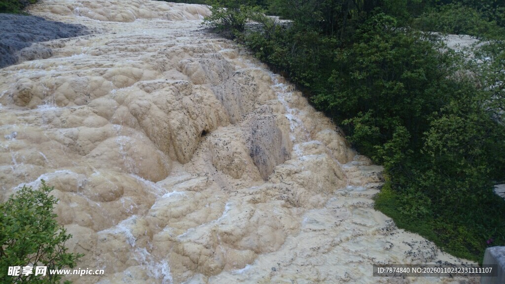 湍急浑浊的山间河流