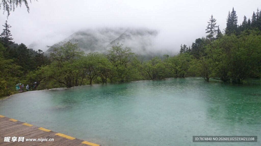 云雾缭绕的碧绿山水景