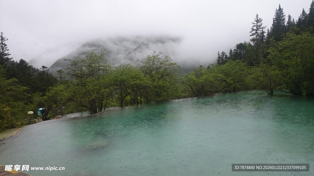 云雾缭绕的碧绿湖水