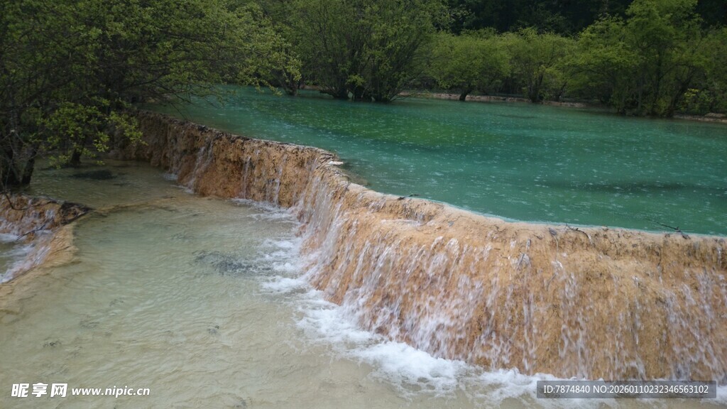 梦幻蓝绿色钙化池景观