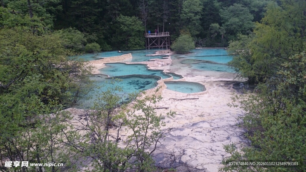 山间蓝绿色清澈美丽湖泊