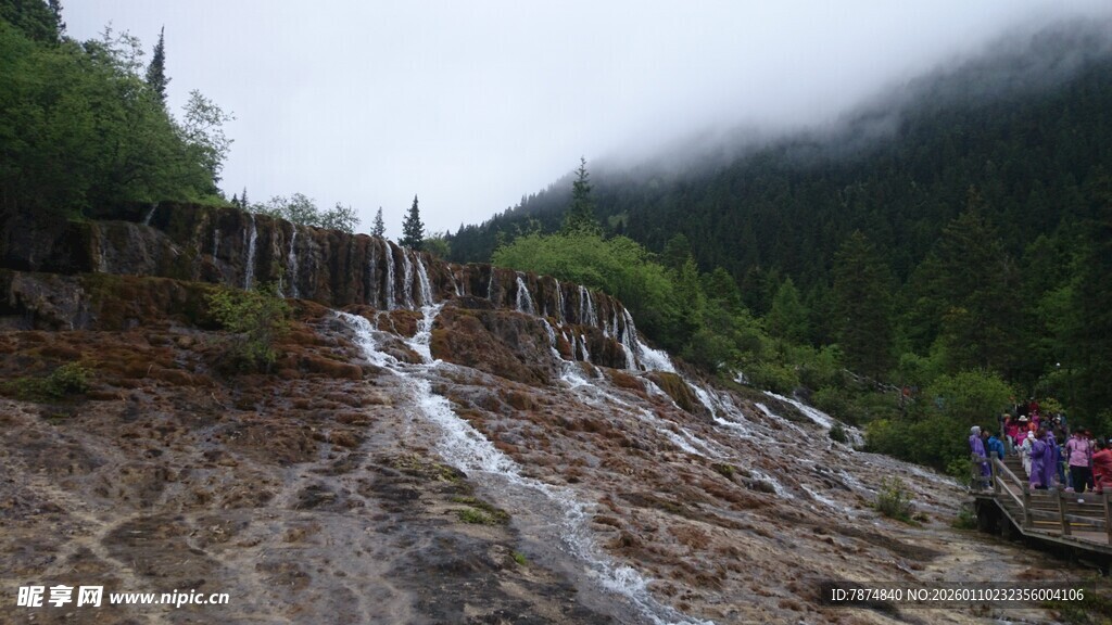 山间瀑布景观 游人赏景