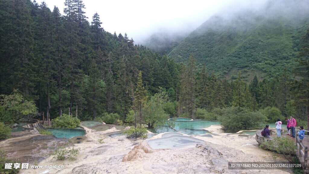 云雾缭绕的山间秀丽湖泊