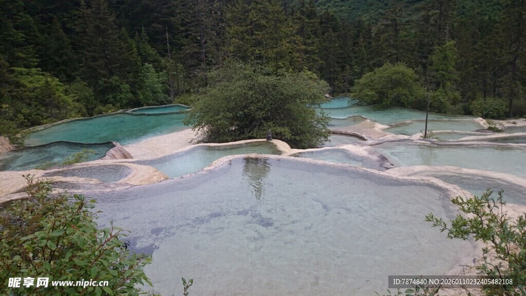 九寨沟五彩斑斓的美丽湖泊