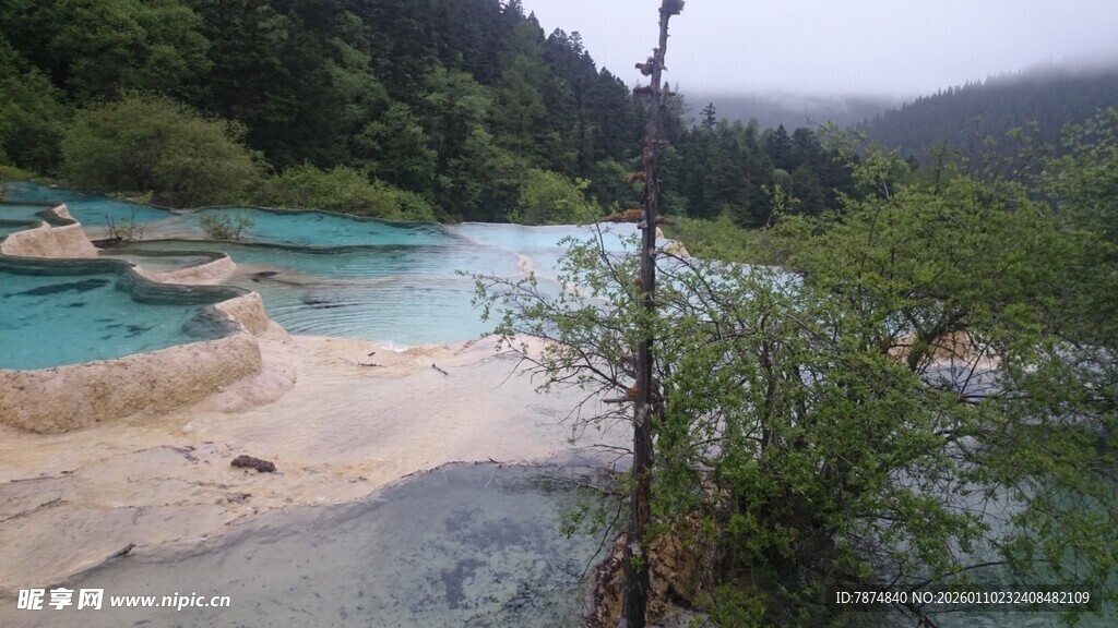 秀丽山水间的蓝绿色湖泊
