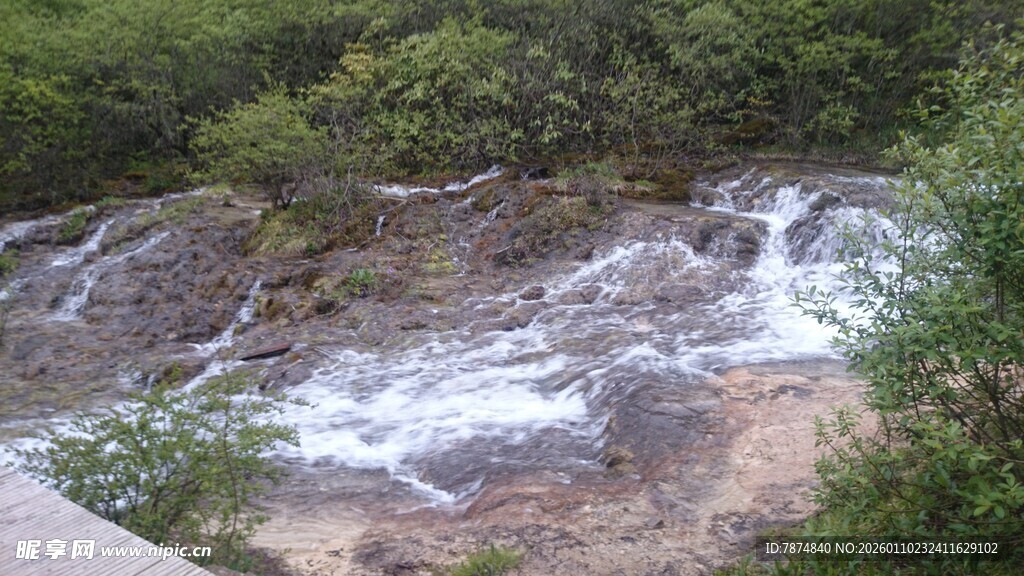 山间溪流潺潺流淌