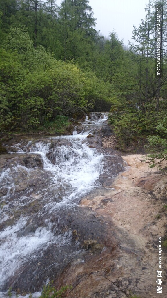 山间溪流潺潺的自然美景