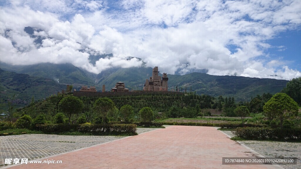 山间开阔美景 远处建筑隐现