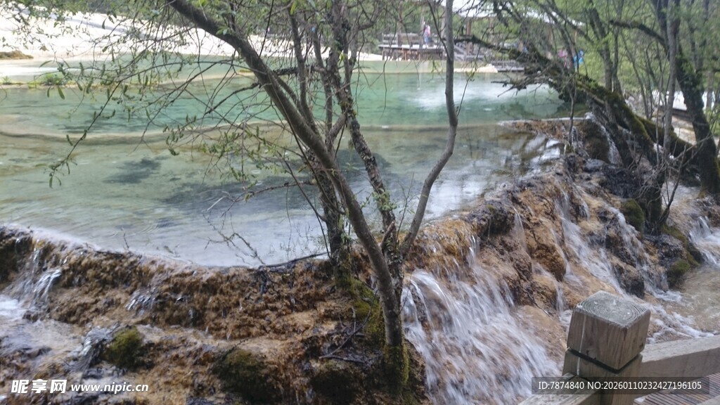 山间溪流瀑布自然美景