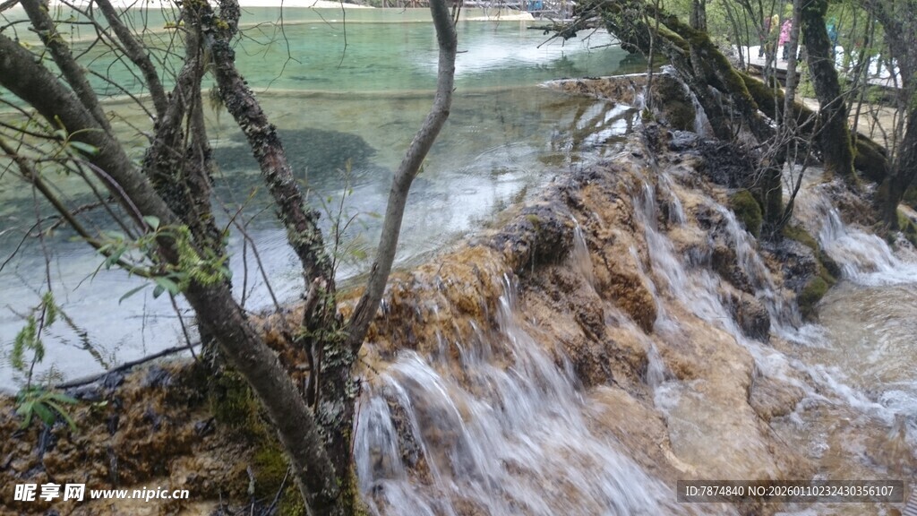 洪水冲垮河岸景象