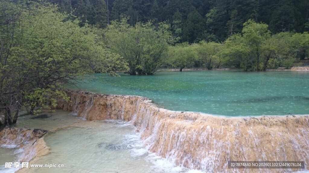 九寨沟瑰丽五彩瀑布景观