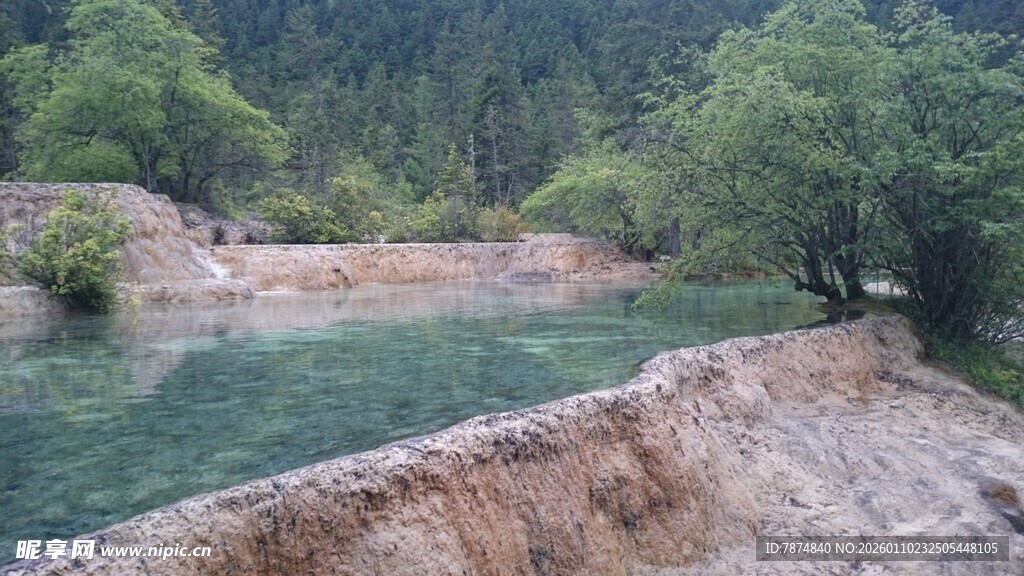 山间清澈碧潭美景