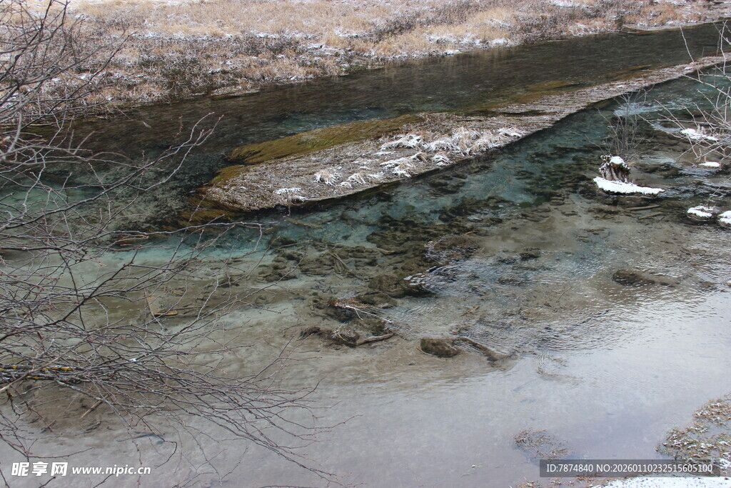 冬日溪流 冰与水的交融