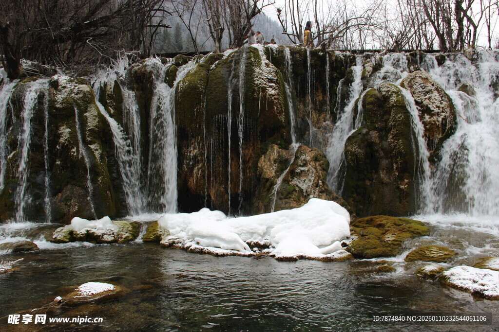冬日冰雪覆盖的壮观瀑布