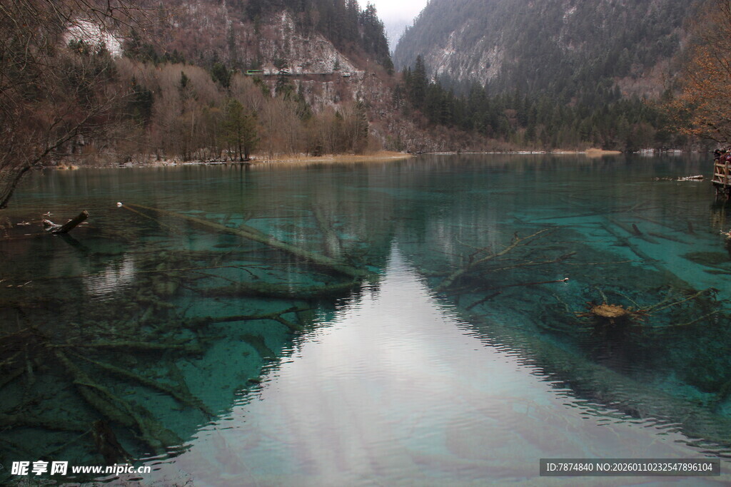 山间幽蓝湖水静谧之景