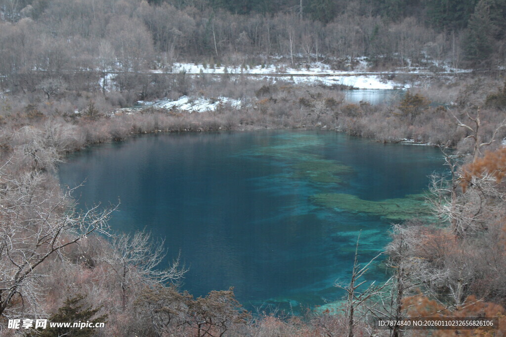 冬日蓝湖静谧美景