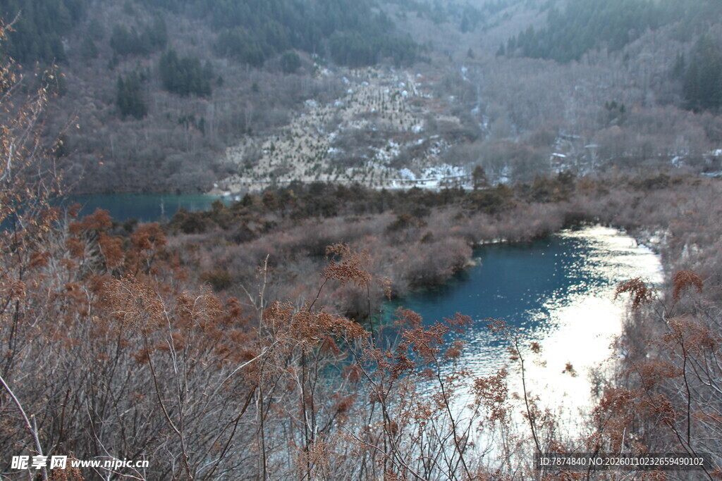 山间蜿蜒小路 萧瑟景致