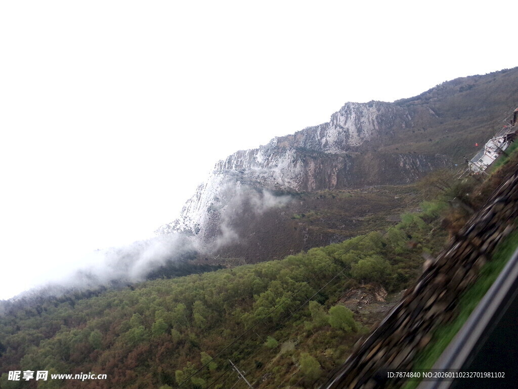 山间云雾缭绕的绿意景致