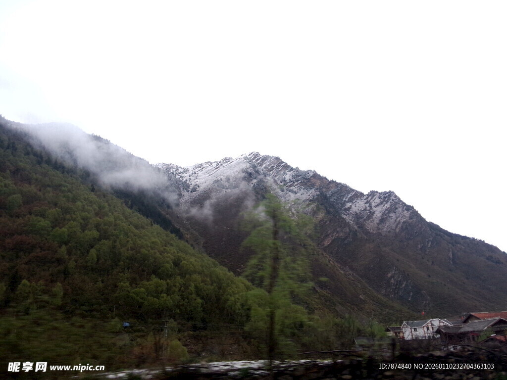 山间云雾缭绕的秀丽景致