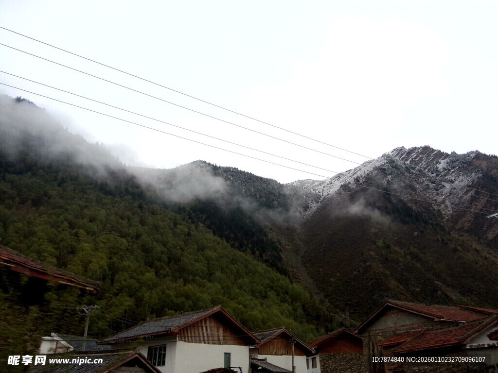 山间云雾缭绕的村落