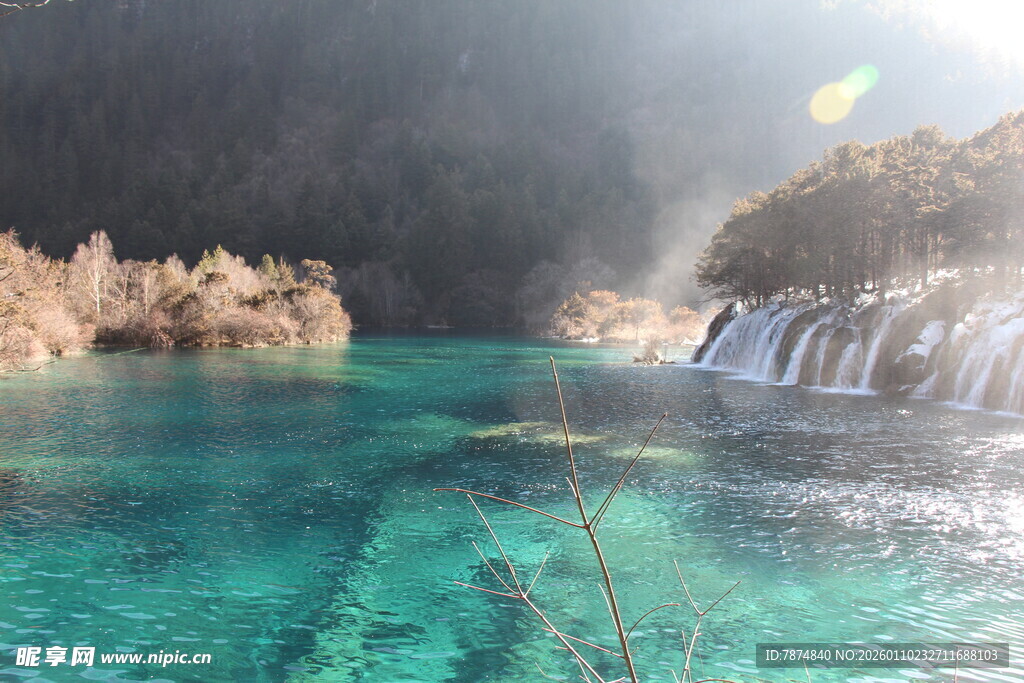 梦幻蓝绿色清澈山水景观