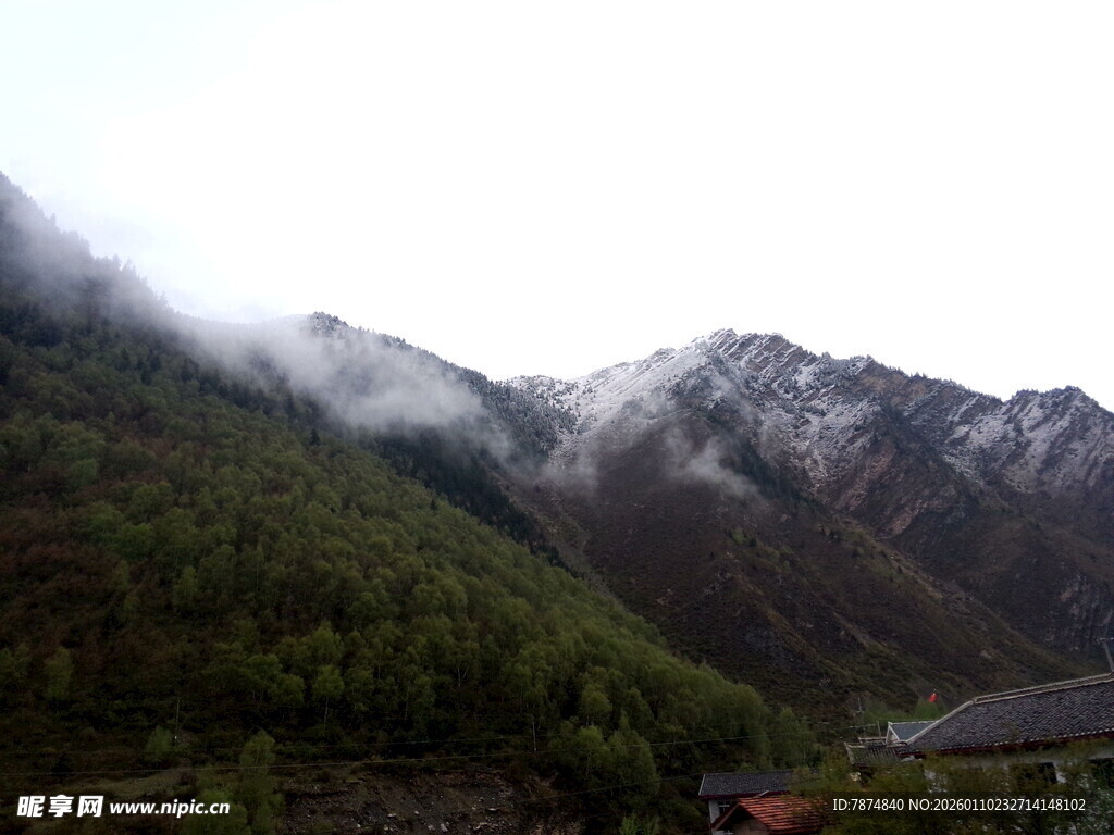 云雾缭绕的壮美山峦