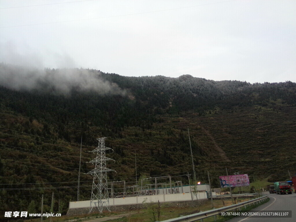 山间云雾中的电力设施