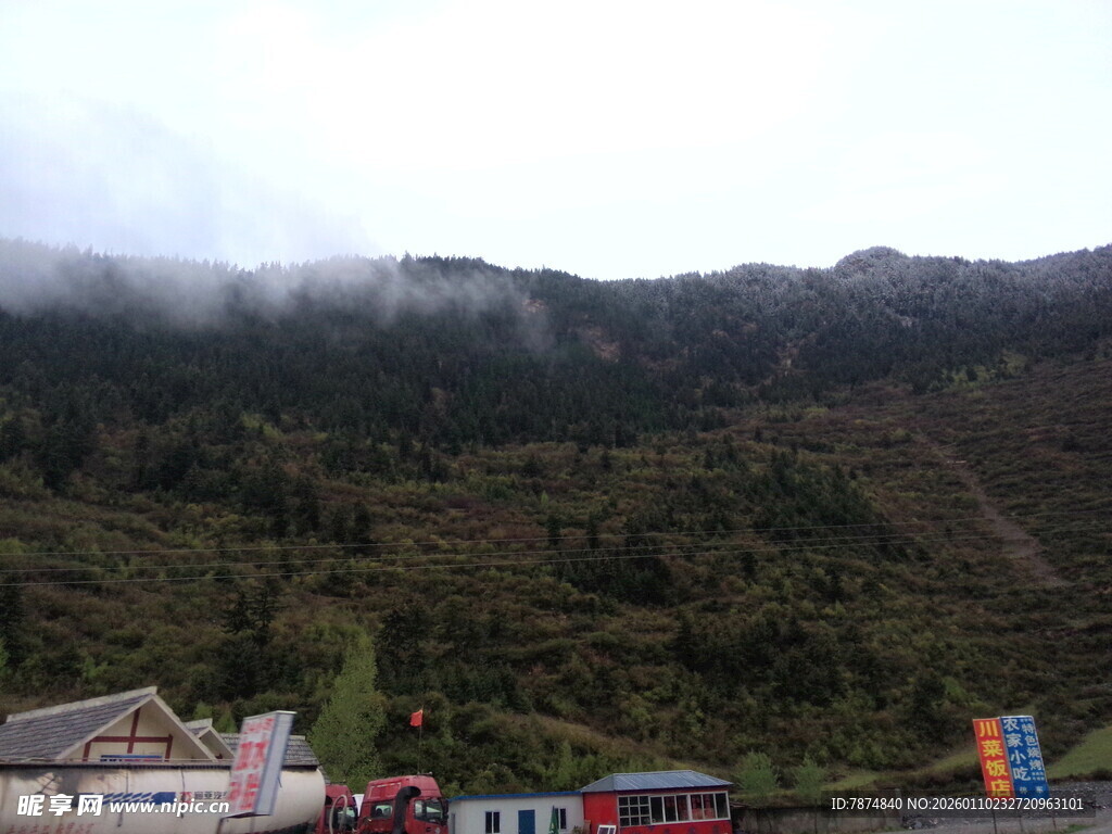 山间云雾下的建筑景观