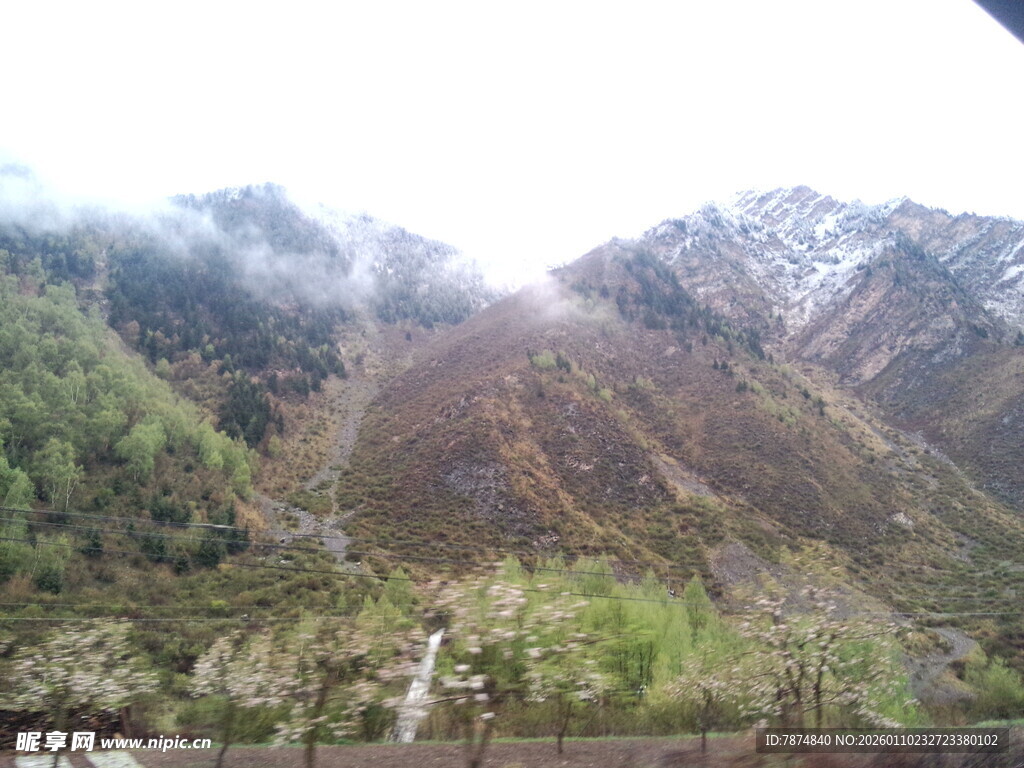 山间云雾缭绕的壮丽景色