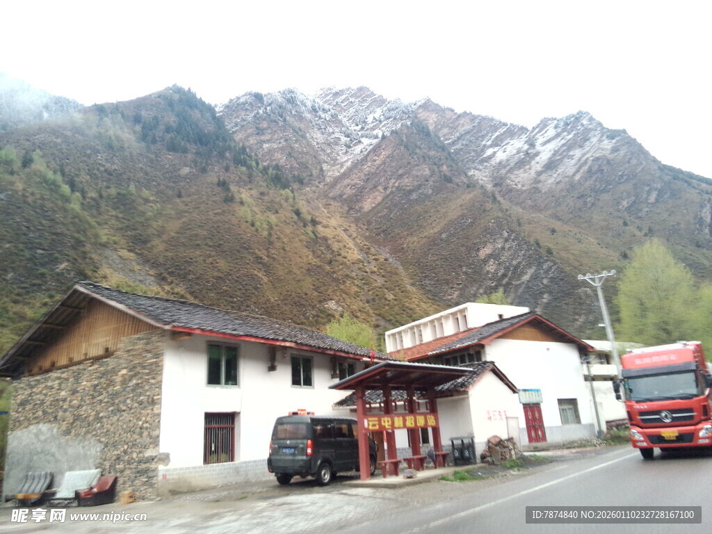 山间村落民居与车辆