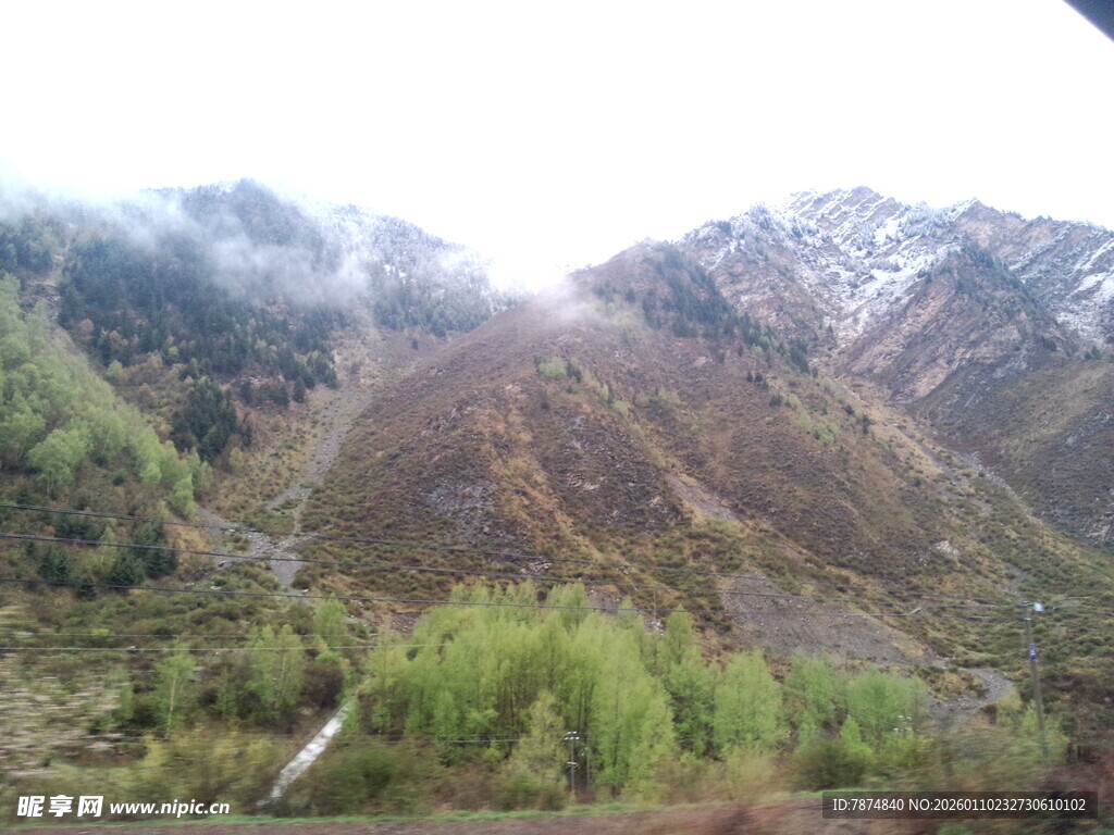 山间美景 云雾缭绕的山川