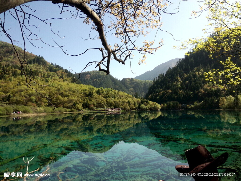 青山绿水间的澄澈湖泊
